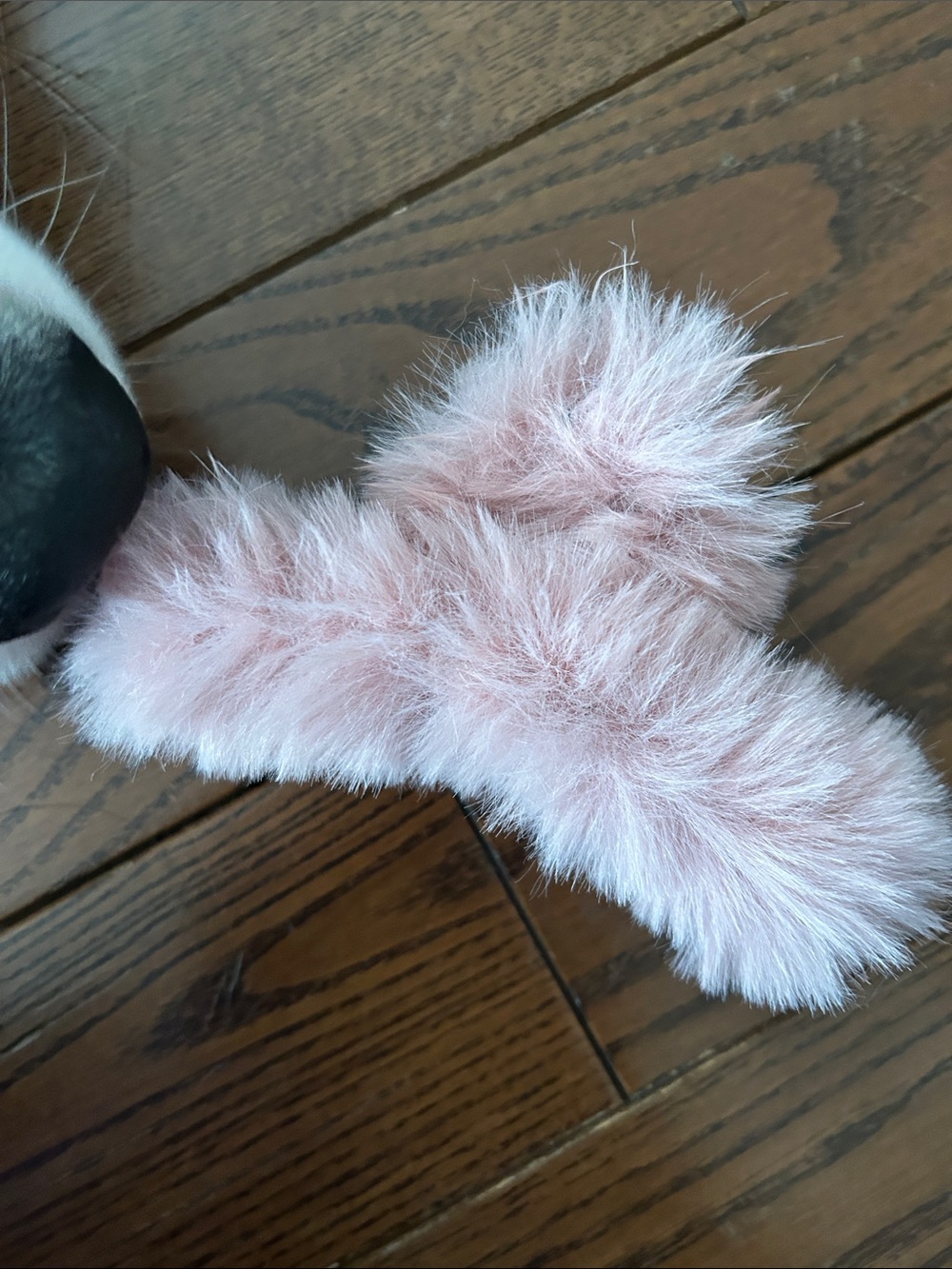 🔥 5/$25 - Plush Fuzzy Pink Claw Clip